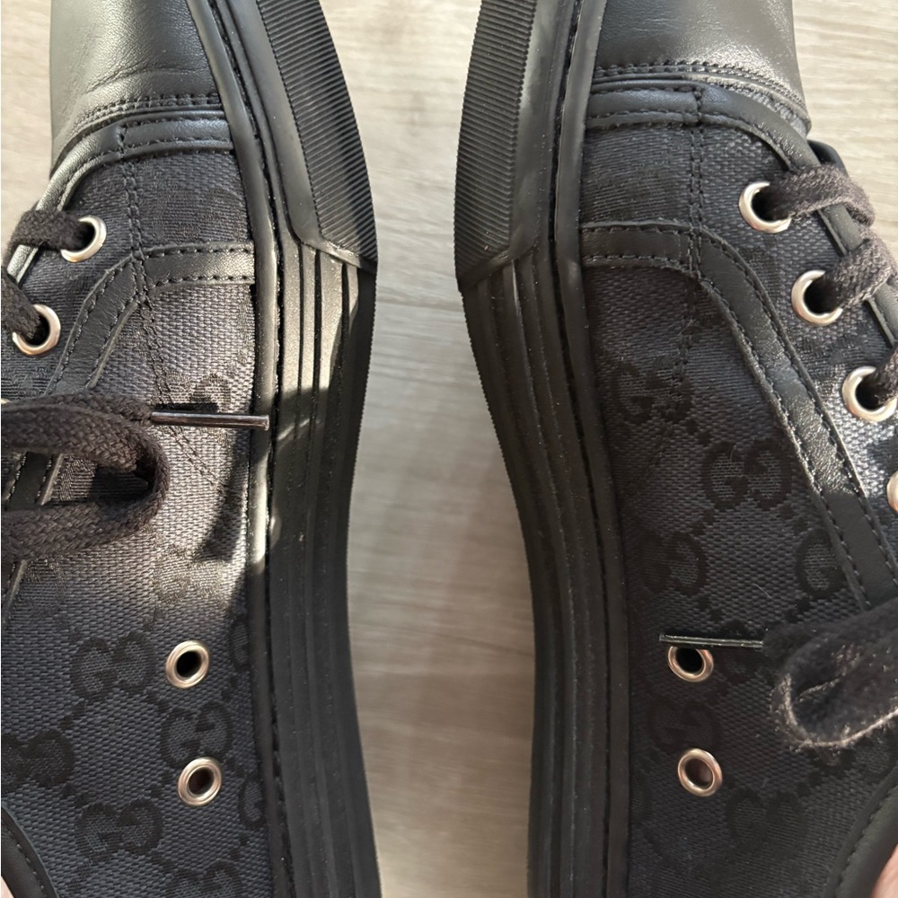 100% Authentic Gucci shoes size 9 perfect condition black canvas